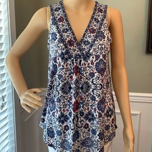 Max Studios Sleeveless top. Large